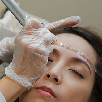 Experto en Técnicas Avanzadas de Microblading y Diseño de Cejas