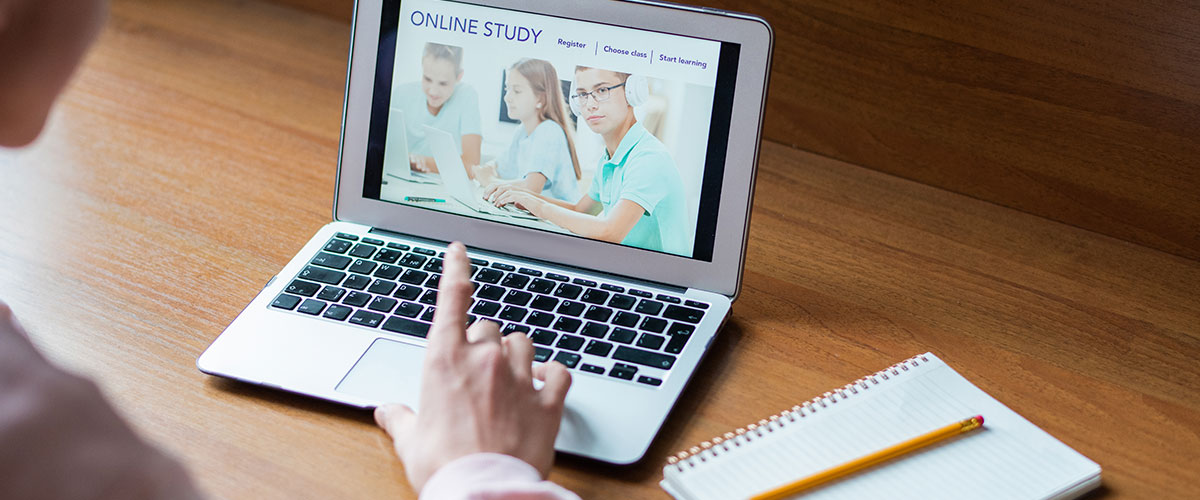 Profesionales de sanidad y educación consultando cursos online baremables para mejorar sus méritos laborales