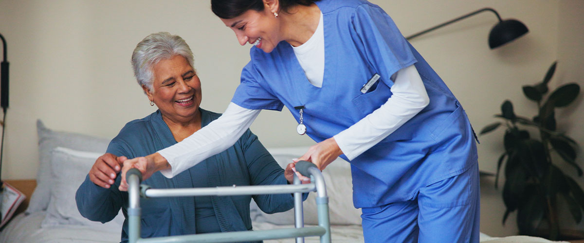 Técnico Auxiliar de Enfermería (TCAE) especializarse en cuidados geriátricos.