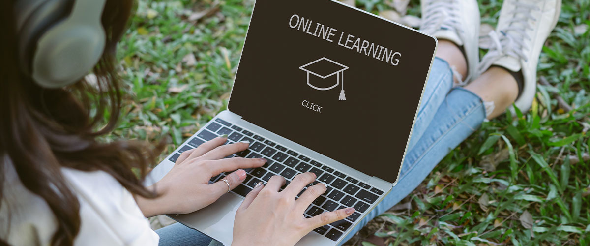 Opositor verificando la acreditación de sus cursos baremables en la plataforma de Universal Formación para evitar errores en el baremo.