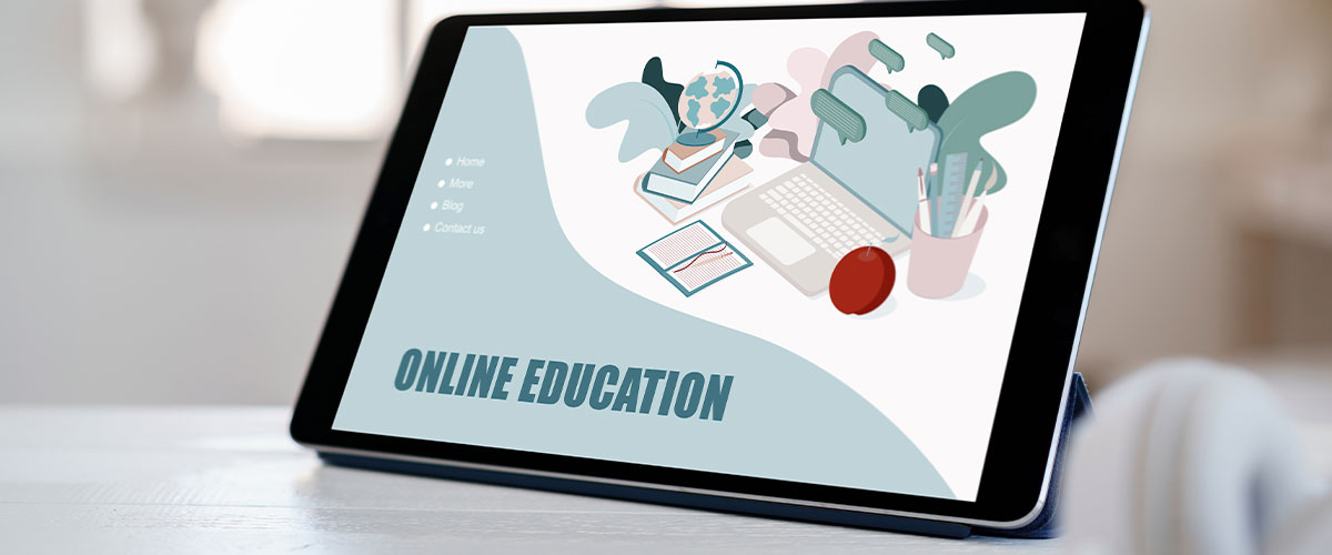Profesional organizando su tiempo para estudiar online y trabajar desde casa