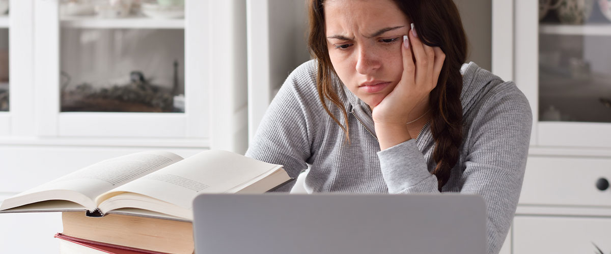 Estudiante comparando programas de formación online acreditada en su ordenador