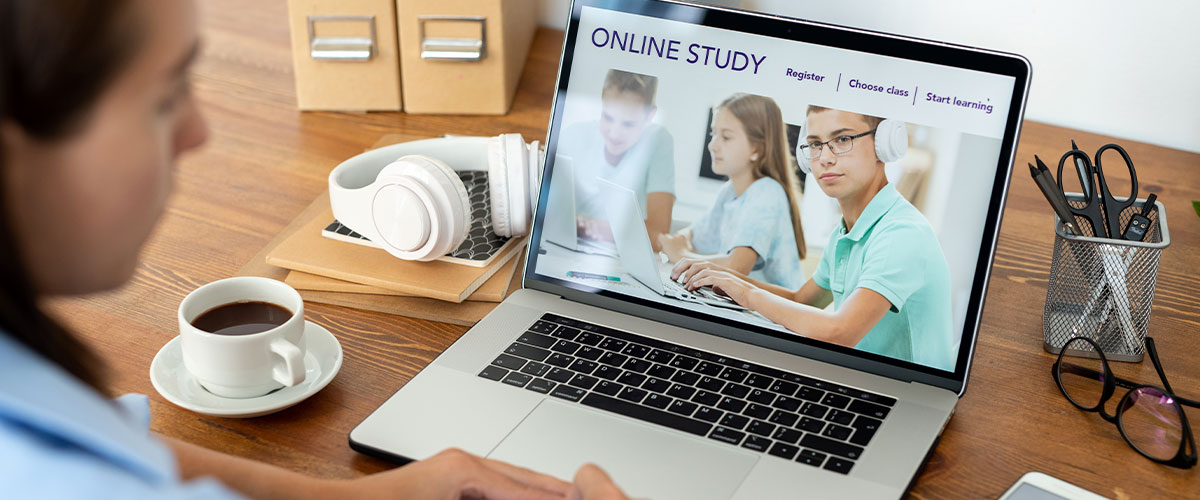Estudiante universitario consultando diploma de formación online acreditada
