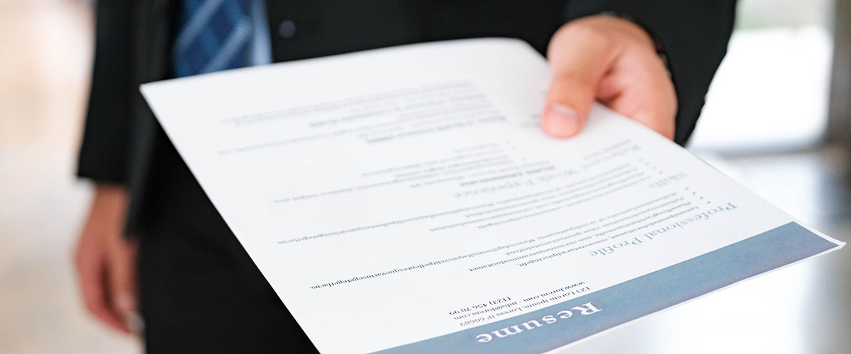 Profesional consultando su posición en la lista de una bolsa de empleo público tras presentar méritos de Universal Formación