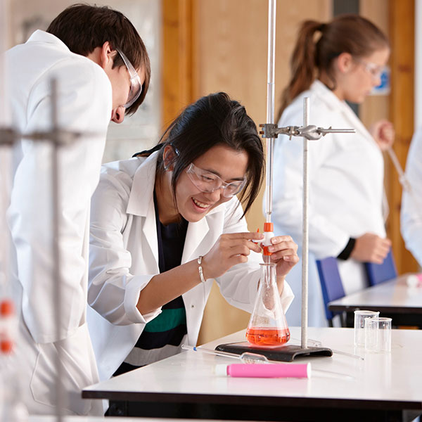 Imagen de Curso Universitario de Especialización en Protocolos de Limpieza y Seguridad en Entornos de Laboratorio e Industria Química